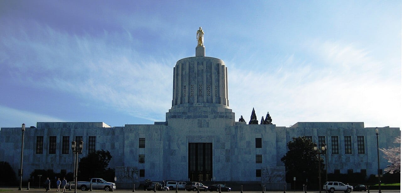 Oregon State Capitol in Salem, photographed in 2007